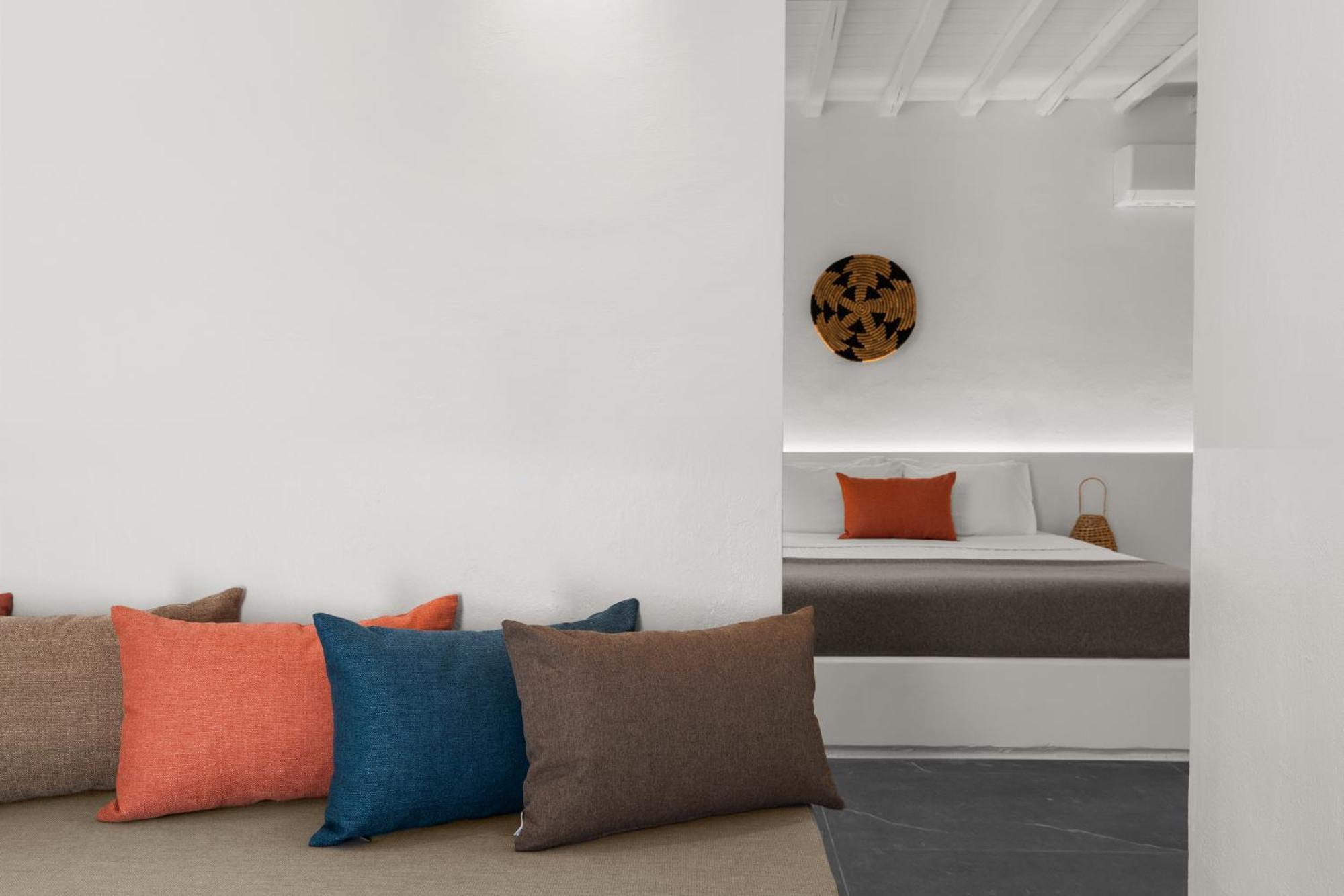 Mr. And Mrs. White Tinos 4*