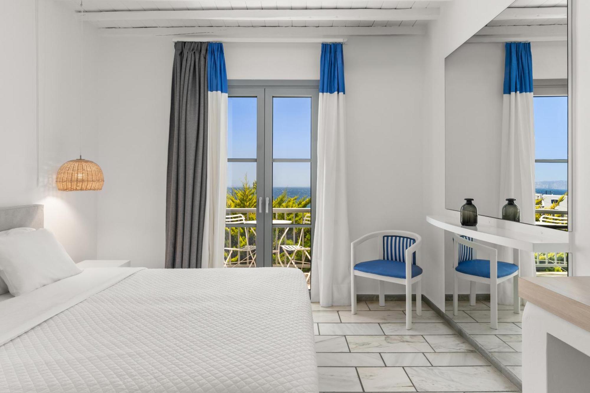 Mr. And Mrs. White Tinos 4*