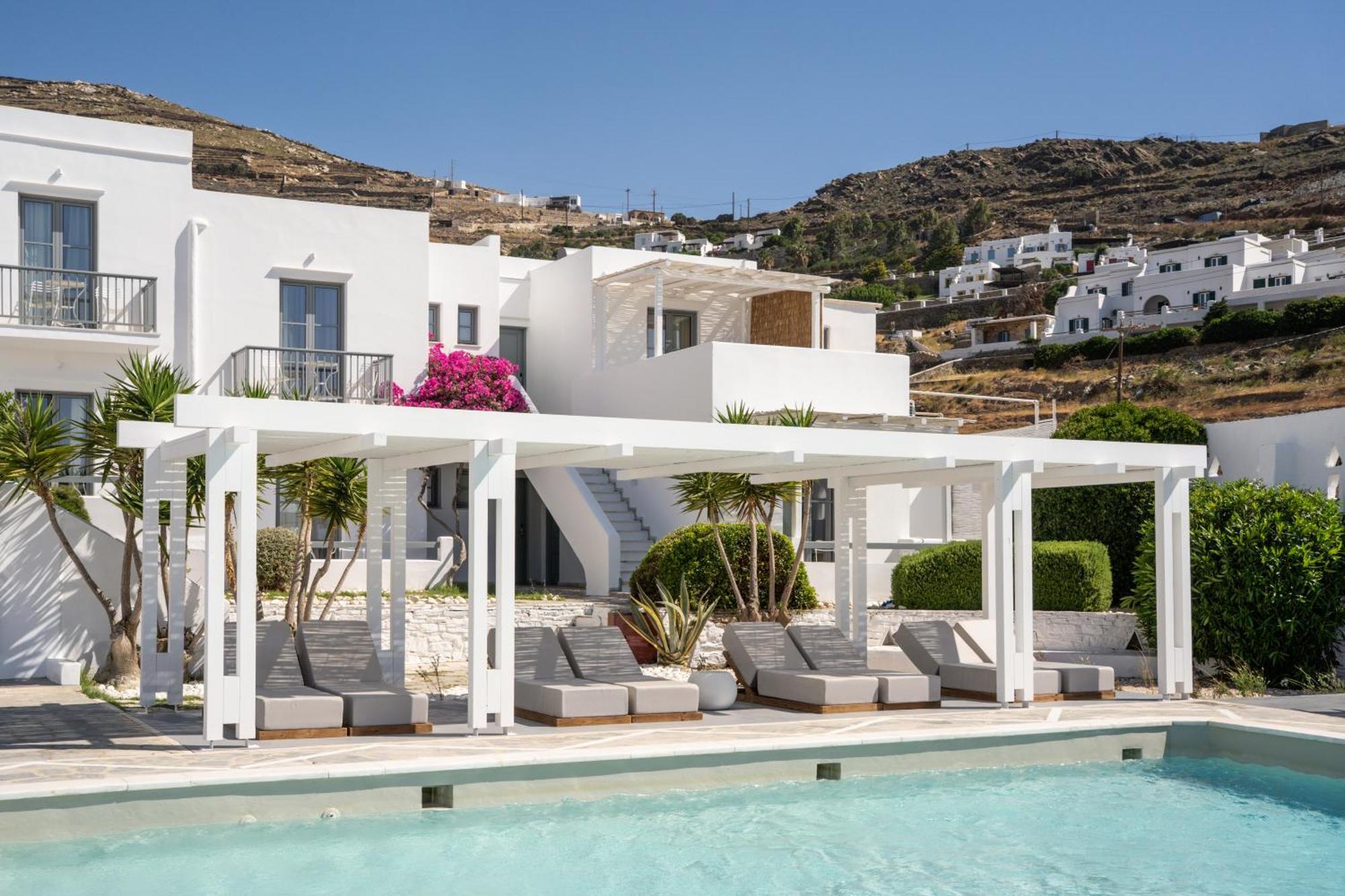 Mr. And Mrs. White Tinos 4*